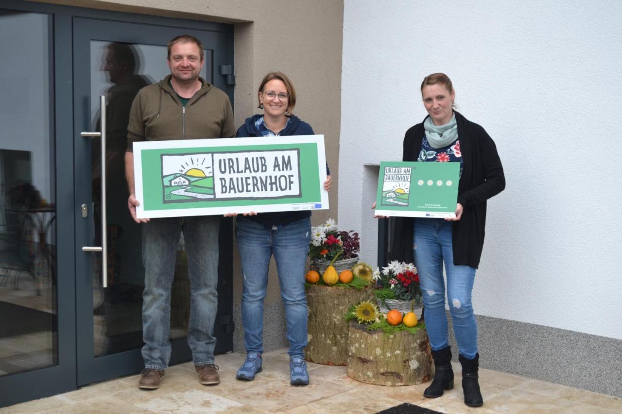 Biohof Auinger, Der Tiererlebnishof Aurach am Hongar Exterior foto